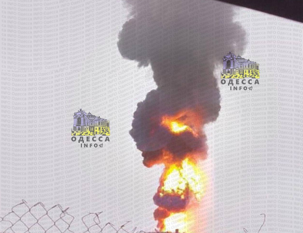 Росія атакувала Одещину: у порту пошкоджено іноземне судно, є поранений